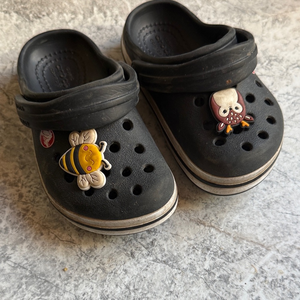CROCS Black Kids Clogs with Bee and Octopus Charms